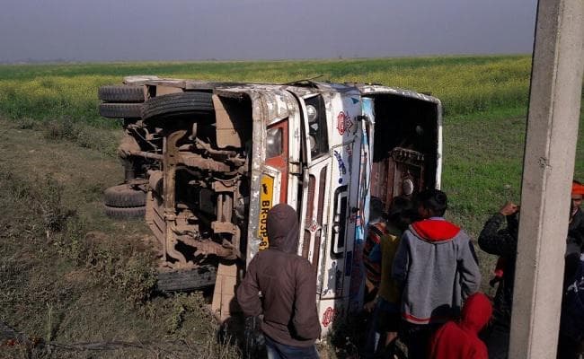 बिहार : भोजपुर में यात्रियों से भरी बस पलटी, महिला समेत दो की मौत