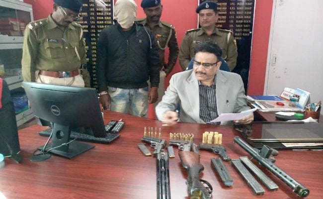 पैसेंजर ट्रेन से हथियार का जखीरा बरामद, प्रेमिका को वैलेंटाईन गिफ्ट देने के लिए बंगाल से कटिहार ला रहा था हथियार