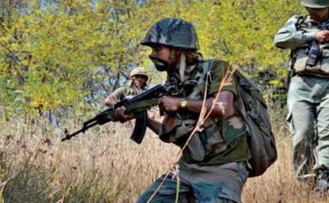 सीआरपीएफ और आतंकियों के बीच मुठभेड़ जारी, संतरी की फायरिंग के बाद भागे थे आतंकी