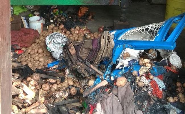 Jharkhand : तीन लोगों को जिंदा जलाने की कोशिश, वेंटिलेटर से पेट्रोल छिड़ककर घर में लगा दी आग