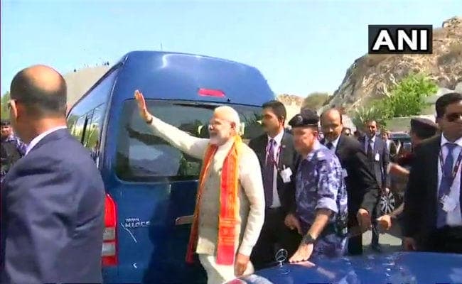 मस्कट : शिव मंदिर के बाहर भारतीय समुदाय के लोगों से मिले पीएम मोदी