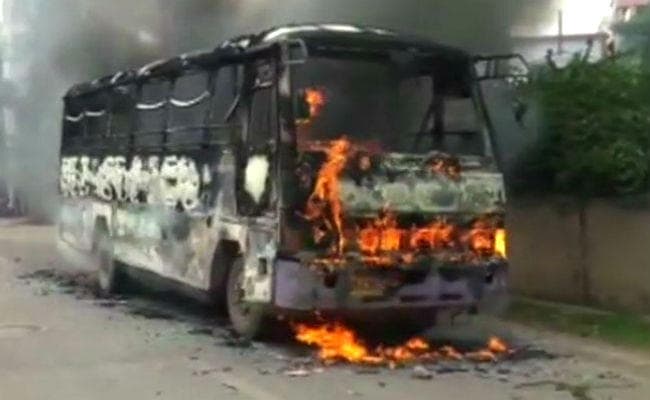 दलित छात्र की मौत के बाद इलाहाबाद में उबाल, आक्रोशित छात्रों ने बस फूंकी, मायावती ने चिंतित