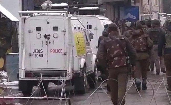 जम्मू के बाद श्रीनगर में सीआरपीएफ कैंप पर आतंकी हमला, मुठभेड़ जारी, एक जवान शहीद