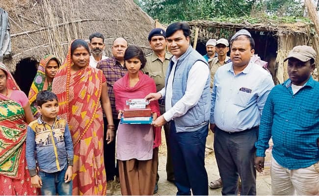 बिहार : कम उम्र में शादी से इन्कार करनेवाली छात्रा को किया सम्मानित