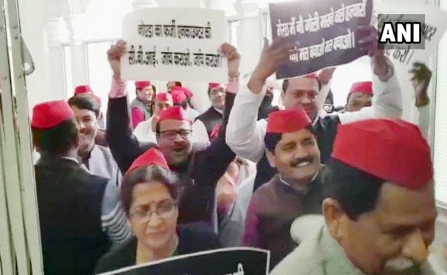 किसानों के मुद्दे को लेकर सपा सदस्यों ने किया विधान परिषद से वाकआउट
