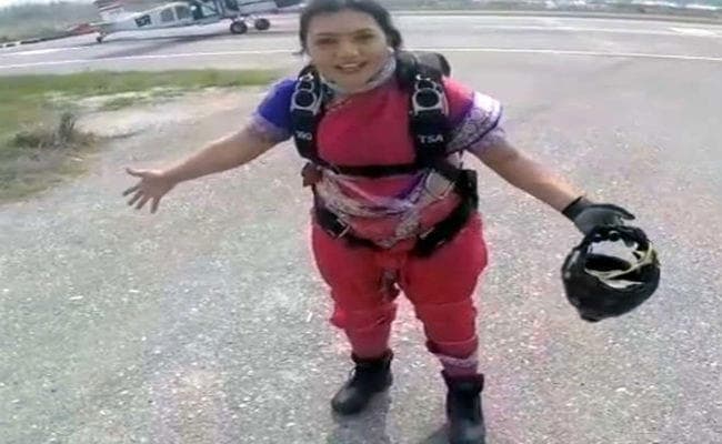 WATCH : इस महिला ने 8.25 मीटर लंबी साड़ी पहन 13 हजार फुट की ऊंचाई से छलांग लगायी
