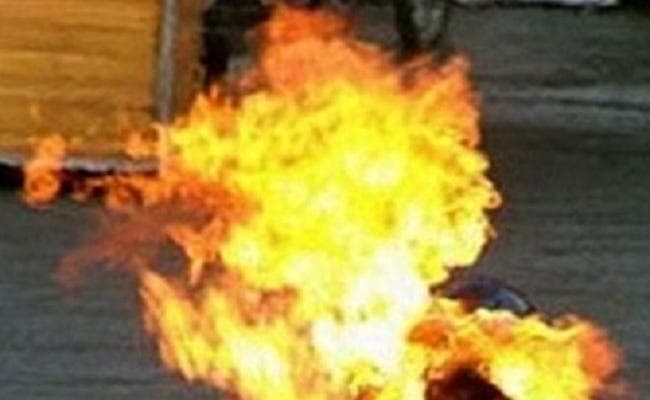 मोबाइल पर बात करने के विवाद में पत्नी ने उठाया खौफनाक कदम, पति को जिंदा जलाया