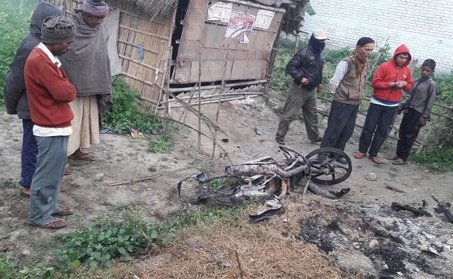 बिहार : छपरा में सड़क पर मौत का मंजर, बाइक पर गिरा बिजली का तार, जिंदा जल गयी महिला