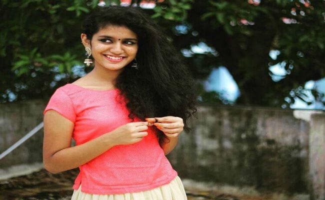 तसवीरों में देखें  ''नेशनल क्रश '' प्रिया का यह अंदाज