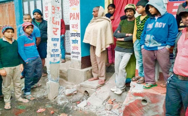 बिहार : घर पर गिरा करेंट प्रवाहित तार जिंदा जलने से बचे ये पांच परिवार