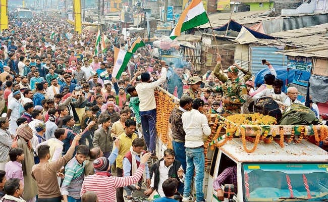 बिहार : राजकीय सम्मान के साथ हुआ शहीद का अंतिम संस्कार, रोया पूरा गांव, किया गम व गुस्से का इजहार