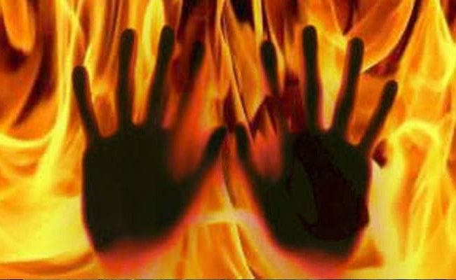 दहेज के लिए पिता को विवश होता देख बेटी ने खुद पर केरोसिन डाल लगा ली आग, PMCH रेफर