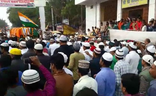 बिहार की माटी के लाल मुजाहिद को अंतिम सलामी देने उमड़ा जन सैलाब, सुपुर्द-ए-खाक हुआ शहीद का पार्थिव शरीर