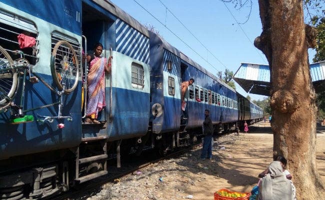 खांसते देख सहयात्रियों ने ट्रेन से बीमार शख्स को गोमो स्टेशन पर उतारा, हुई मौत