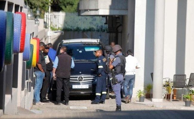 दक्षिण अफ्रीका में जुमा संकट : भारतीय मूल के कारोबारी गुप्ता परिवार के घर पर छापा, तीन गिरफ्तार