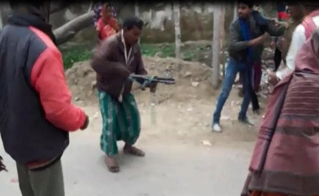बिहार : कटिहार में पुलिस की गोली से युवक की मौत के बाद बवाल, पुलिस का दावा- शराब तस्कर था मृतक, देखें...VIDEO