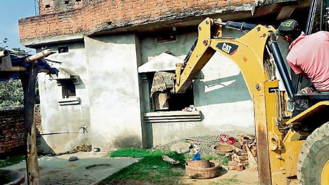 'सुनो सुनो सुनो..' बोलकर पूरी संपत्ति जब्त कर सकती है पुलिस, जानिए क्या है कुर्की जब्ती का कानून