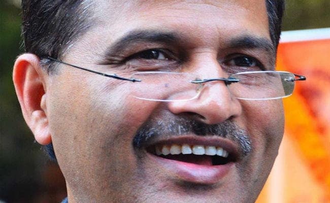 ... और पत्नी को बैठा कर खुद रिक्शा चलाने लगे रेलवे बोर्ड के चेयरमैन अश्विनी लोहानी