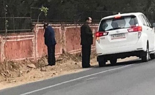 BJP के मंत्री ने लगायी PM मोदी के ''स्वच्छता अभियान'' की वाट, दीवार गंदी कर कहा, ''ये कोई बड़ी बात नहीं''