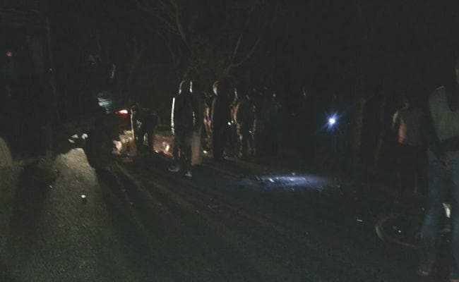 गुमला : हाइवा ट्रक ने तीन युवकों को कुचला, दो मरे