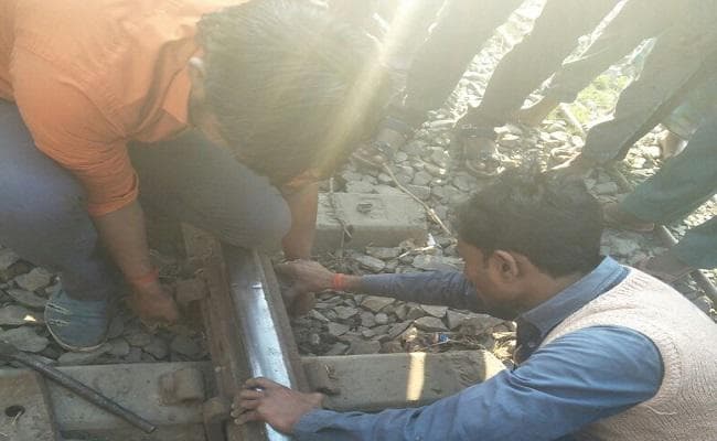 बिहार : नारायणपुर में पटरी टूटी, बाल-बाल बची कामाख्या व राजधानी एक्सप्रेस