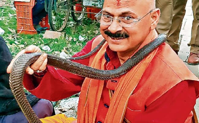 रांची : डीजीपी के गले में सांप वन विभाग की जांच में पुष्टि, 13 फरवरी को सपेरा पहुंचा था इटखोरी