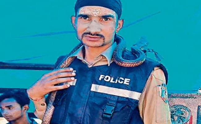 झारखंड : .....जब रांची जिला पुलिस के एक आरक्षी ने कहा, लो मैंने भी लटका लिया सांप