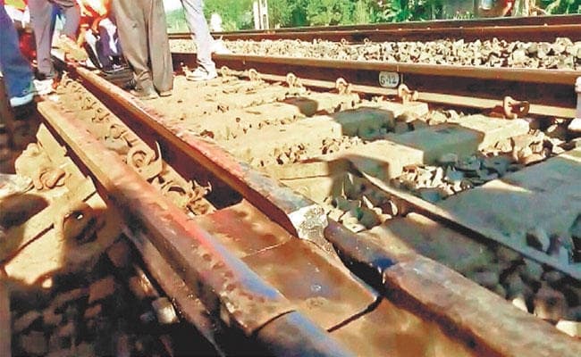 बिहार : पटरी टूटी, बाल-बाल बचीं कामाख्या व राजधानी एक्सप्रेस