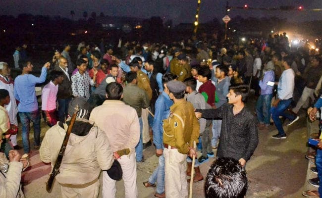 बिहार : इंटर परीक्षार्थियों ने दो घंटे तक रेलवे ट्रैक किया ठप, पुलिस पर पथराव भी किया