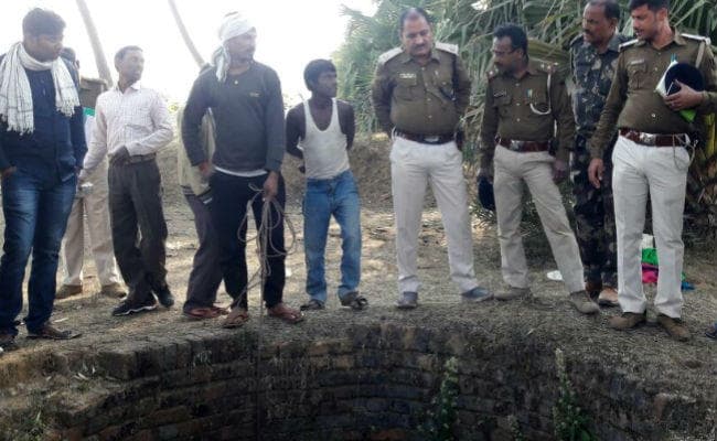 शराबी पति से पीछा छुड़ाने के लिए तीन बच्चों के साथ कुएं में कूद कर महिला ने दी जान, पति फरार