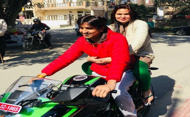 पत्नी के साथ बाइक पर निकले कुमार विश्वास, बगैर हेलमेट राइड पर हुए ट्रोल तो मांगी माफी