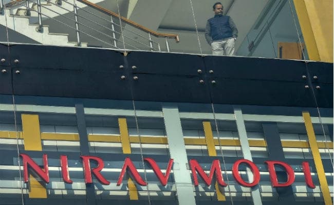 पीएनबी घोटाले के आरोपी मामा-भांजा मेहुल चोकसी व नीरव मोदी का पासपोर्ट चार सप्ताह के लिए सस्पेंड