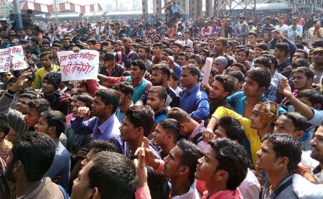 ”हम पकौड़ा नहीं बेचेंगे” की तख्तियां लेकर बेरोजगार छात्रों का आरा स्टेशन पर कब्जा, कई ट्रेनें प्रभावित ”हम पकौड़ा नहीं बेचेंगे” की तख्तियां लेकर बेरोजगार छात्रों का आरा स्टेशन पर कब्जा, कई ट्रेनें प्रभावित