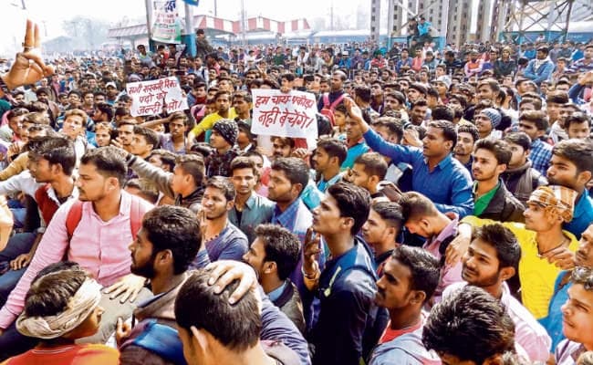 बिहार : रेलवे की ग्रुप डी भर्ती को लेकर आरा में बवाल, ट्रेन पर भी पथराव, जानें क्या कहना है छात्रों का