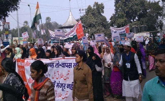 बिहार : खगड़िया में तीन तलाक बिल के विरोध में सड़क पर उतरी महिलाएं