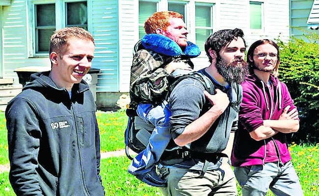 दोस्त को पीठ पर टांग घूमा रहे देश-दुनिया