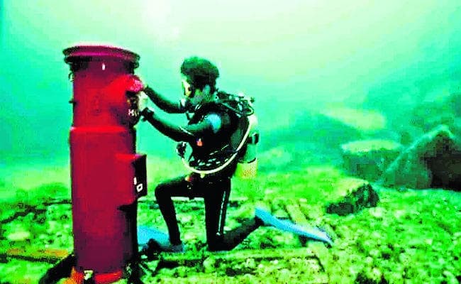 समुद्र के अंदर ही लगा दिया पोस्टबॉक्स