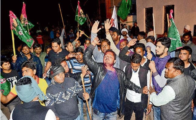 गोलीबारी व बमबाजी के बीच देर रात आये परिणाम: दि‍व्यांशु बने पीयू छात्र संघ के अध्‍यक्ष