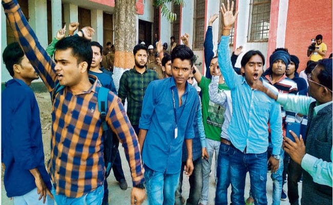 छात्र संघ चुनाव : सील हो रहे थे बॉक्स, फर्जी वोटिंग की उड़ी अफवाह, बाहर मारपीट, बम फोड़ा