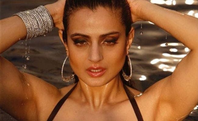 IN PICS: अमीषा पटेल ने शेयर की बोल्ड तस्वीर और हो गयीं ट्रोल लेकिन...