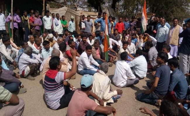 झारखंड : प्रखंड बनाने की मांग को लेकर सड़क पर उतरे ग्रामीण, सभी दुकानें बंद