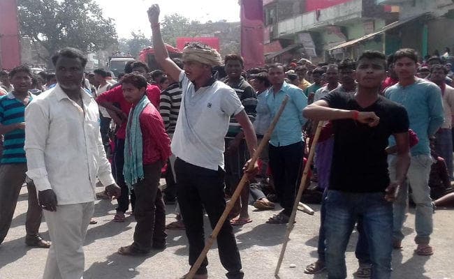 नवादा : पुलिस पर एकतरफा कार्रवाई पर फूटा लाेगों का गुस्सा, नारदीगंज थाने में की तोड़फोड़, चार पुलिसकर्मी जख्मी