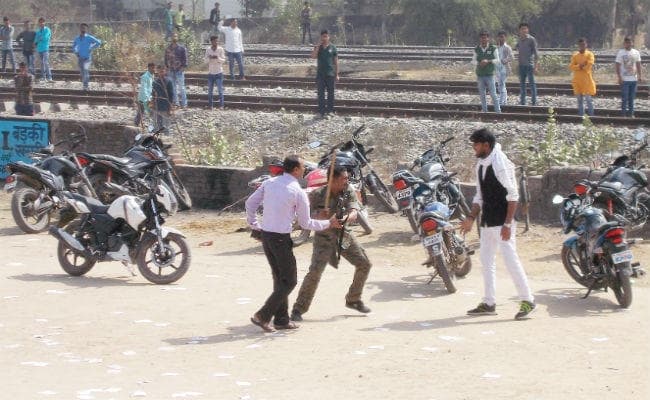 रोहतास : सासाराम में छात्र संघ के चुनाव में चलीं गोलियां, हुई पत्थरबाजी