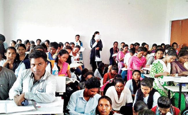 झारखंड : ये है कोल्हान विश्वविद्यालय का पीजी विभाग, फर्श पर बैठकर पढ़ते हैं विद्यार्थी