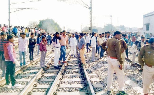 बिहार : रेलवे ग्रुप डी की बहाली में उम्र को लेकर बवाल, ट्रैक जाम, आगजनी, 6 पुलिसकर्मी जख्मी