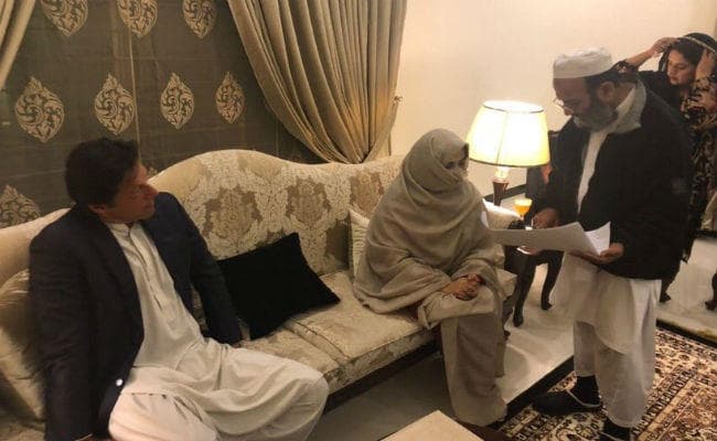 पांच बच्चों की मां हैं इमरान खान की तीसरी पत्नी बुशरा मनेका, जानें कब हुई थी दोनों की मुलाकात