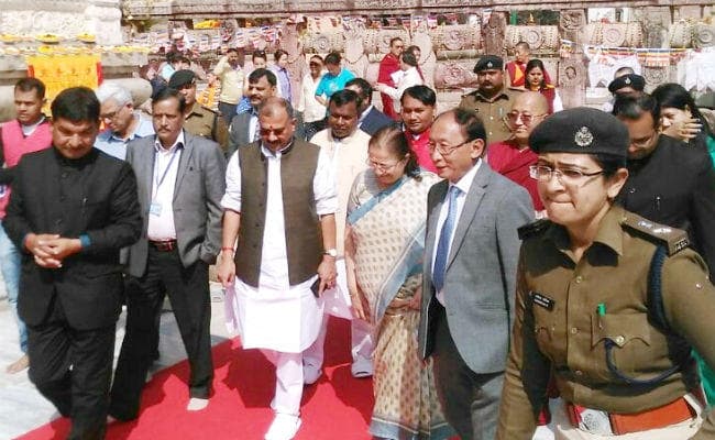 लोकसभा अध्यक्ष सुमित्रा महाजन ने किया बोधगया मंदिर का दर्शन व भ्रमण