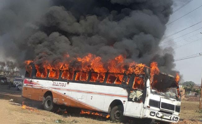 हार से बौखलाए विरोधी खेमे ने मुखिया के घर पर किया हमला, स्कूल बस, मैजिक वैन में लगाई आग, कई राउंड की फायरिंग