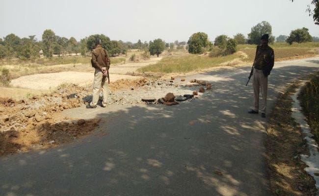 IN PICS गुमला :  आंजनधाम जाने के रास्ते पर बिछा है एंटी लैंड माइंस, रांची से बुलायी गयी टीम