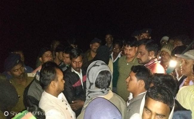 जामताड़ा में दुर्घटना में माता-पिता-बेटी की मौत, चालक बिना एंबुलेंस बेकार, अस्पताल में हंगामा